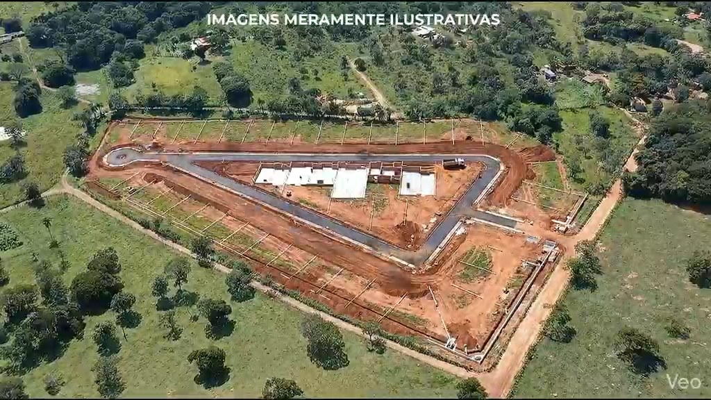 Ruas pavimentadas e portaria em construção